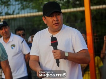Знаменитый астраханец Азамат Мусагалиев вернулся в Камызяк с важной миссией