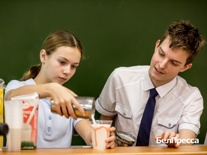 Белгородские школьники научились управляться с шейкерами и составлять турмаршруты