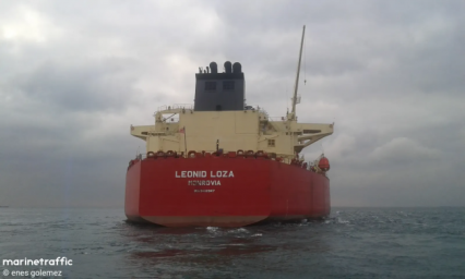 Застрявший на Севморпути нефтяной танкер выбирается вдоль берега и с ледоколом