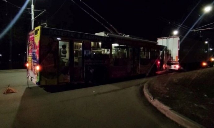 В Ярославле троллейбус влетел в стоящий на обочине грузовик
