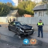 В Уфе водитель на «БМВ 750» снес остановившийся на поворот автомобиль