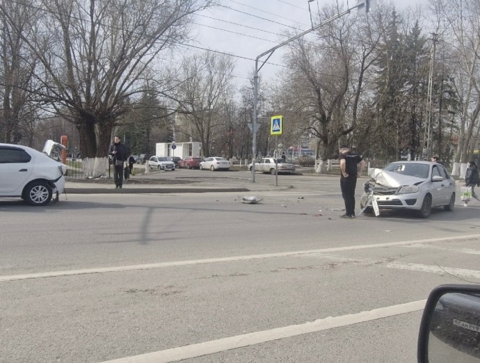 У памятника Победы в Пензе случилась жесткая авария