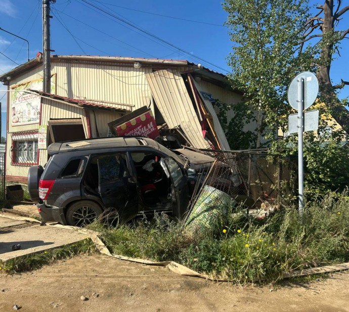 В Якутске пьяный водитель внедорожника врезался в здание магазина
