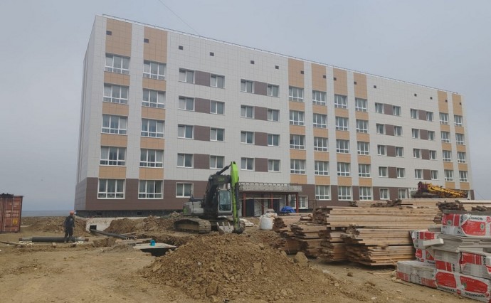 В Невельске достраивают три новых дома для переселенцев из аварийного жилья