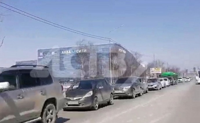 Пробка от "Аква-Сити": жители Южно-Сахалинска массово поехали за город