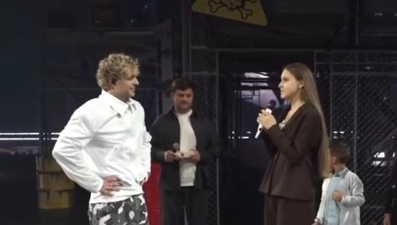 Егор Крид вручил ключи от Lamborghini 15-летней школьнице из Астрахани