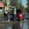 На улице Галетной в Пензе в яму на дороге провалился автомобиль
