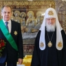 Патриарх Кирилл наградил юбиляра Лаврова орденом Александра Невского