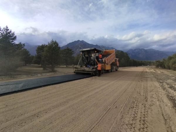 В Бурятии на дороге к дворцу богини Янжимы укладывают асфальт