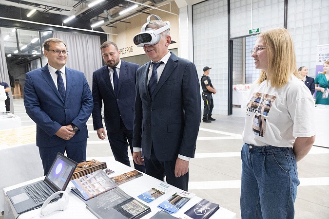 В День строителя Дмитрий Миляев ознакомился со строительными инновациями