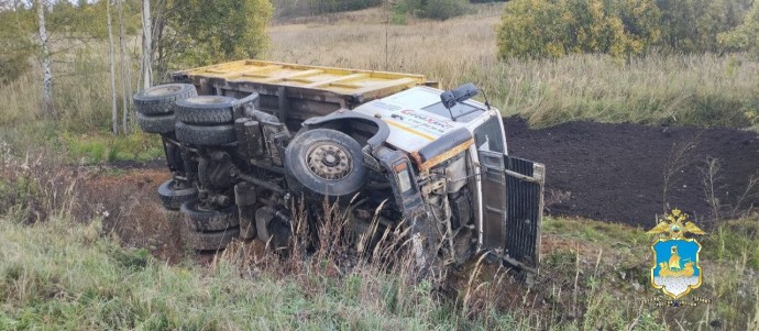 Водитель грузовика не справился с управлением и погиб в Костромском районе