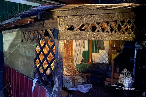 В Благовещенске на Конной загорелась баня