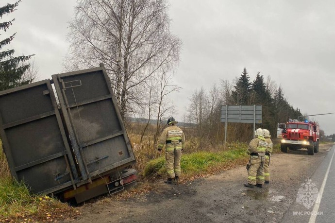 Водитель грузовика вылетел с трассы в Тверской области: на месте работали спасатели Водитель грузовика вылетел с трассы в Тверской области: на месте работали спасатели