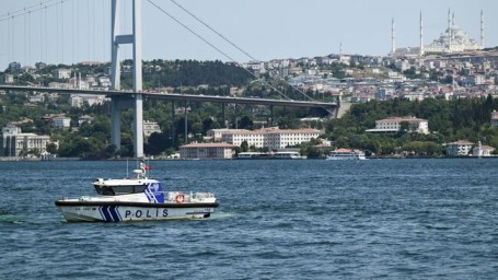 Водолазы нашли в Босфорском проливе стиральную машину и телевизор