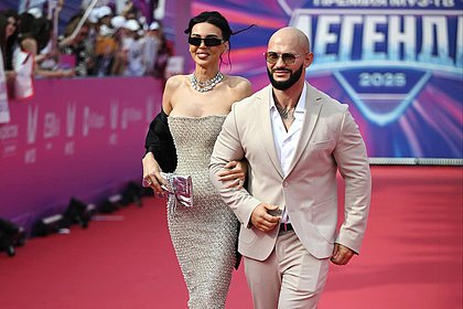 На Оксане Самойловой лопнуло платье на премии На Оксане Самойловой лопнуло платье на премии