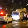 Очевидцы: ночью в Южно-Сахалинске задержали "пьяный" микроавтобус с женщинами и ребенком внутри