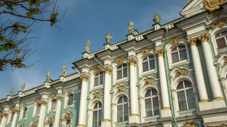 На входе в Эрмитаж собралась огромная очередь в день бесплатного посещения
