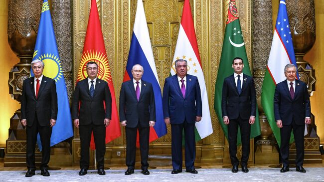 Путин и другие участники саммита в Душанбе направились на неформальный обед Путин и другие участники саммита в Душанбе направились на неформальный обед