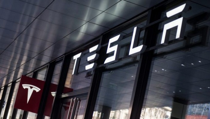 Стоимость Tesla упала на $150 млрд на фоне перепалки Трампа и Маска в соцсетях