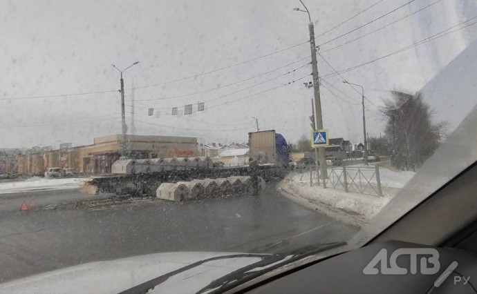 Бетонные блоки рухнули с прицепа на проезжую часть в Южно-Сахалинске