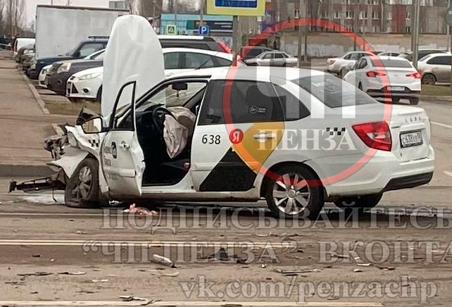 Страшное ДТП с участием такси на улице Антонова в Пензе: на месте работает реанимация Страшное ДТП с участием такси на улице Антонова в Пензе: на месте работает реанимация