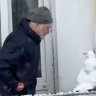 Пожилой москвич слепил апрельского снеговика и очаровал пользователей сети. Особенно хороша была шапочка