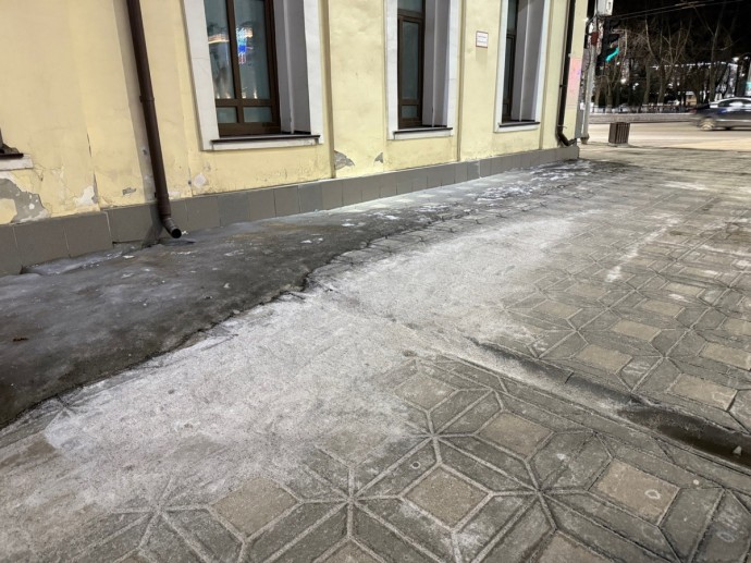 Жители Кирова жалуются на засыпанные солью тротуары