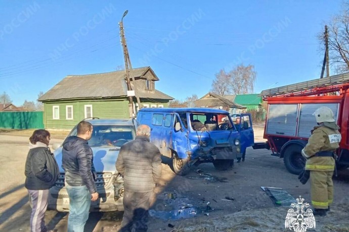 В Тверской области сотрудники МЧС достали человека из разбитого после ДТП автомобиля
