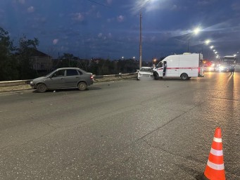 Две астраханки пострадали в тройном ДТП с машиной скорой помощи