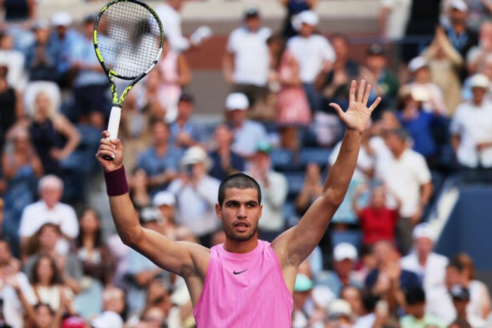 Алькарас вышел в полуфинал US Open, обыграв Легечку