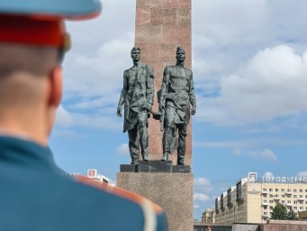 На Площади Победы возложили цветы к Монументу героическим защитникам Ленинграда