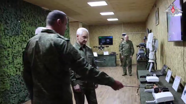 Белоусову в зоне СВО группы «Север» показали, как дистанционно минируют местность