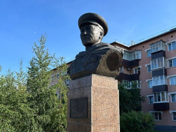 В столице Бурятии провели уборку вокруг бюста Борсоева В столице Бурятии провели уборку вокруг бюста Борсоева