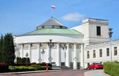 В Польше принят закон, лишающий неработающих украинцев соцвыплат