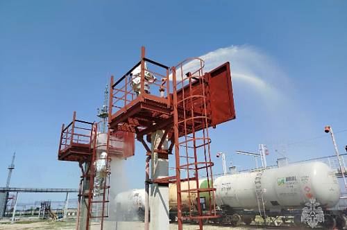 Амурские пожарные «потушили» нефтебазу с помощью пенной атаки