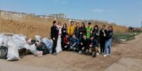 Астраханские школьники  собрали тонну мусора на берегу Волги