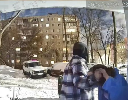 В Уфе двое мужчин увезли избитую девушку в неизвестном направлении