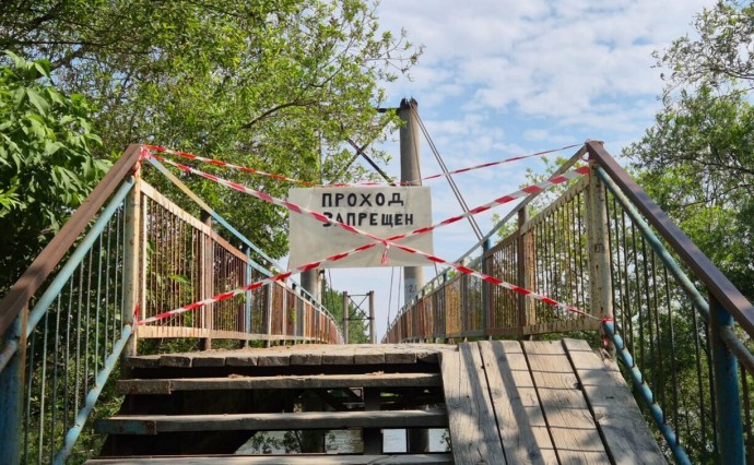 В Аниве закрыли на ремонт пешеходный мост через Лютогу В Аниве закрыли на ремонт пешеходный мост через Лютогу