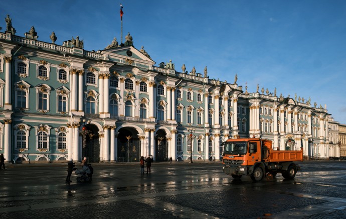 Москвичек выставили из Эрмитажа за внешний вид. Они были слишком красивыми
