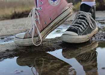 В Приамурье девочка упала в котлован с разлитым гудроном