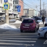 Дама на Toyota Vitz цвета фуксии припарковалась на "зебре" в Южно-Сахалинске и прикинулась невидимой