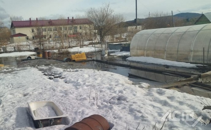 Талые воды затопили подполы в домах в Александровске-Сахалинском