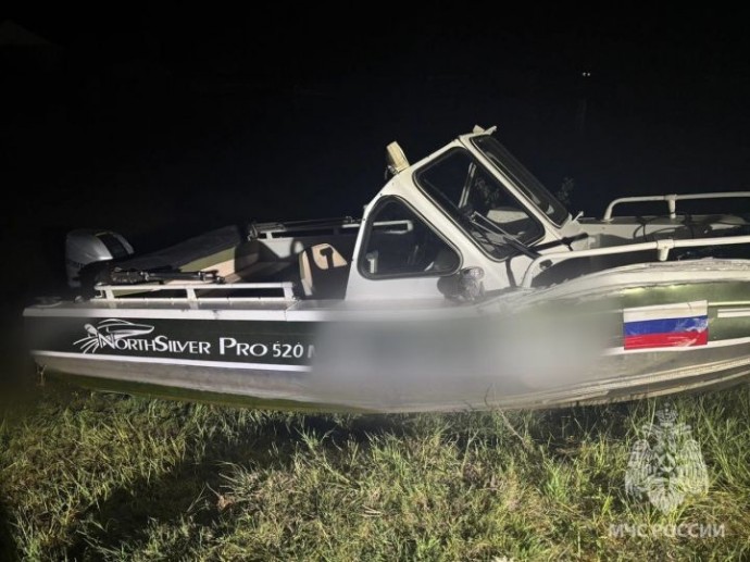 Лодка врезалась в мост под Астраханью 