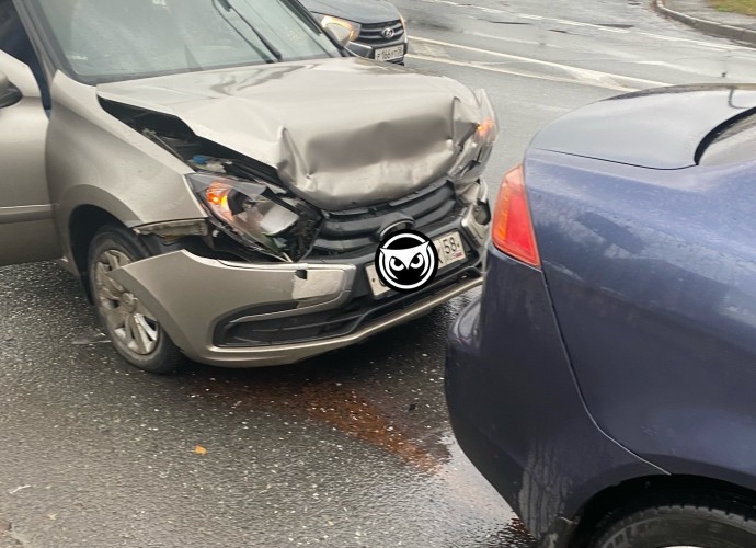 Очевидцы сообщают о тройной аварии на улице Кузнецкой в Пензе Очевидцы сообщают о тройной аварии на улице Кузнецкой в Пензе