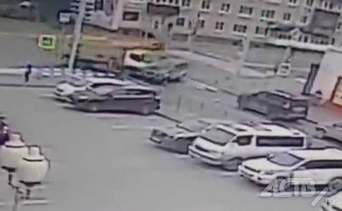 Момент жёсткого столкновения автокрана и джипа у "Луча" в Южно-Сахалинске попал на видео