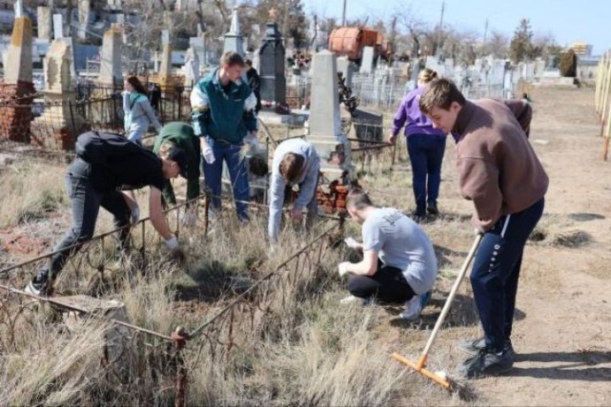 В Астрахани приводят в порядок могилы участников Великой Отечественной войны