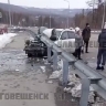 На федеральной трассе в Приамурье Nissan снес леерное ограждение