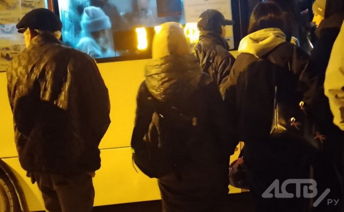 "Дети остались стоять на улице": жители Южно-Сахалинска обеспокоены перебоями на автобусном маршруте №9