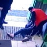 Вооруженный ножом покупатель попытался украсть продукты – за это его избил охранник