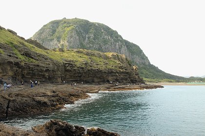Туристка позволила ребенку испражниться на природном памятнике и выбросила салфетки в море Туристка позволила ребенку испражниться на природном памятнике и выбросила салфетки в море